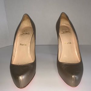 Size 39 Louboutin heels